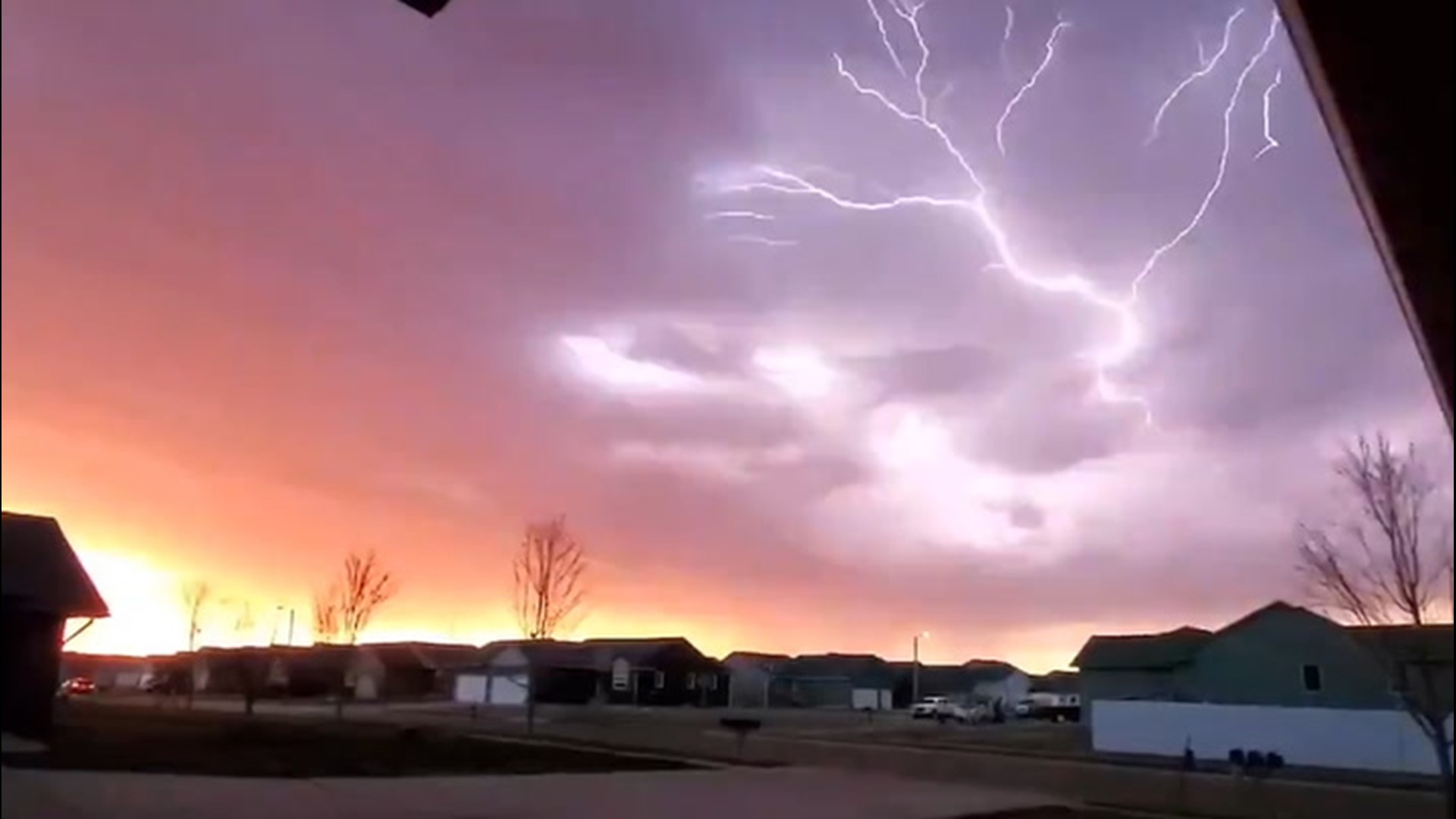 Lightning Cracks Across The Northern US Wfaa Com