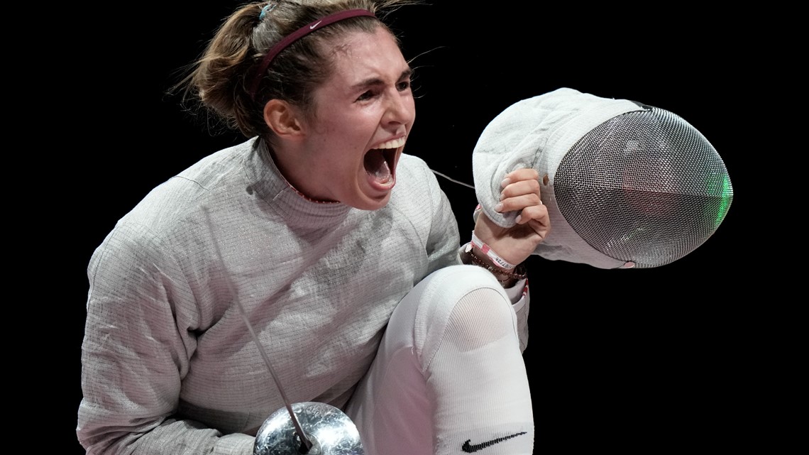 Russian fencer Pozdniakova wins Olympic gold in family tradition | wfaa.com