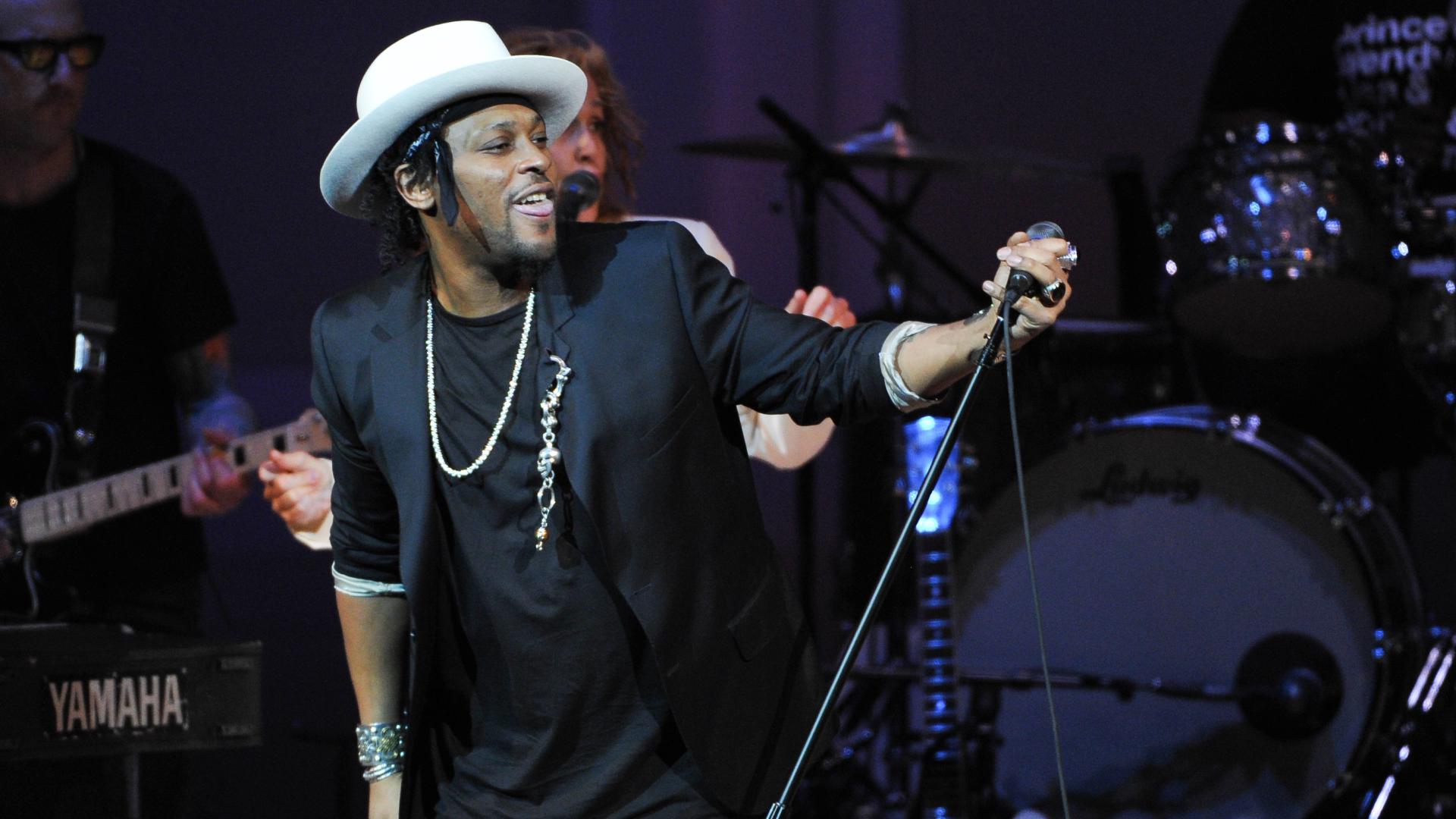 D’Angelo, neo-soul pioneer and Grammy winner, dies at 51 after cancer ...