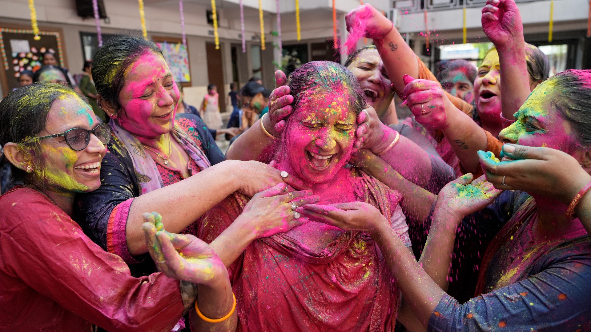 What is Holi? How the Hindu festival of colors is celebrated | wfaa.com