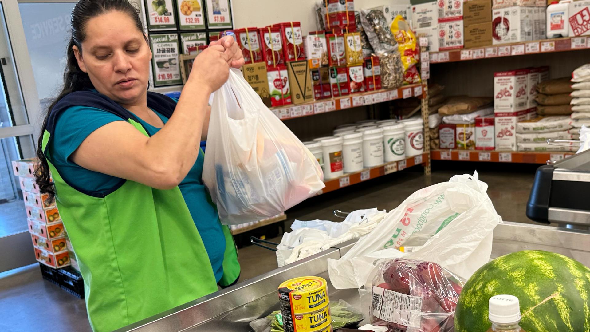 Fed's preferred inflation gauge rises slightly in August | wfaa.com