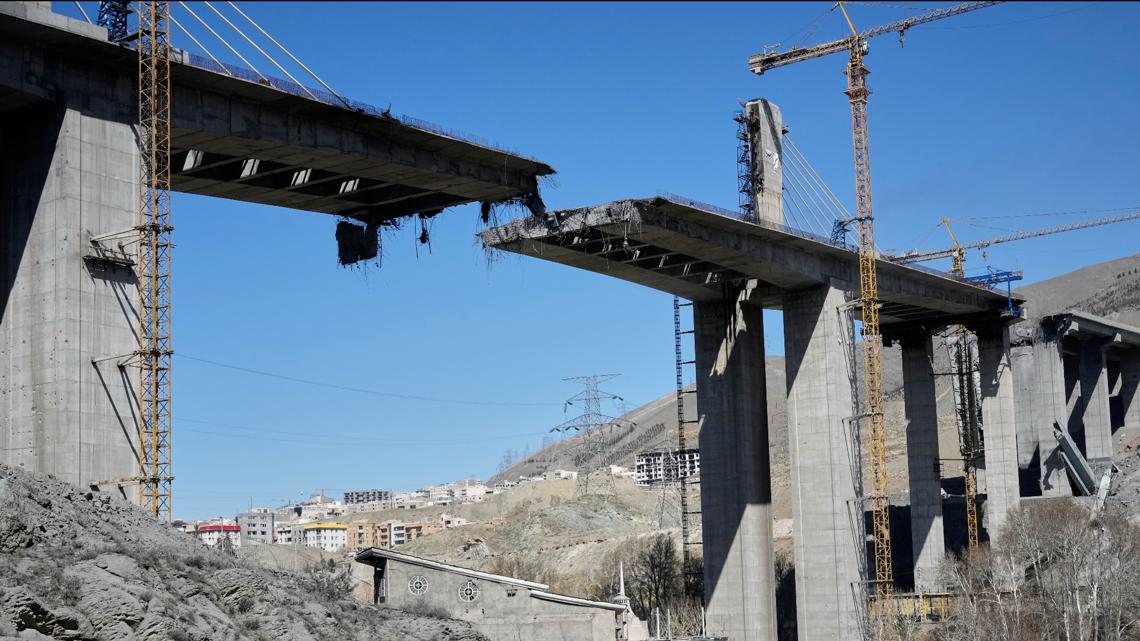 Iran shot down a US fighter jet; American officials scramble to recover crew