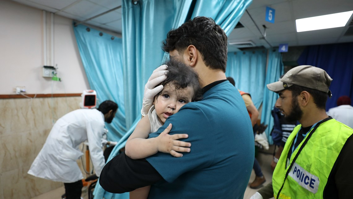 Second aid convoy reaches Gaza as Israel widens attacks | wfaa.com