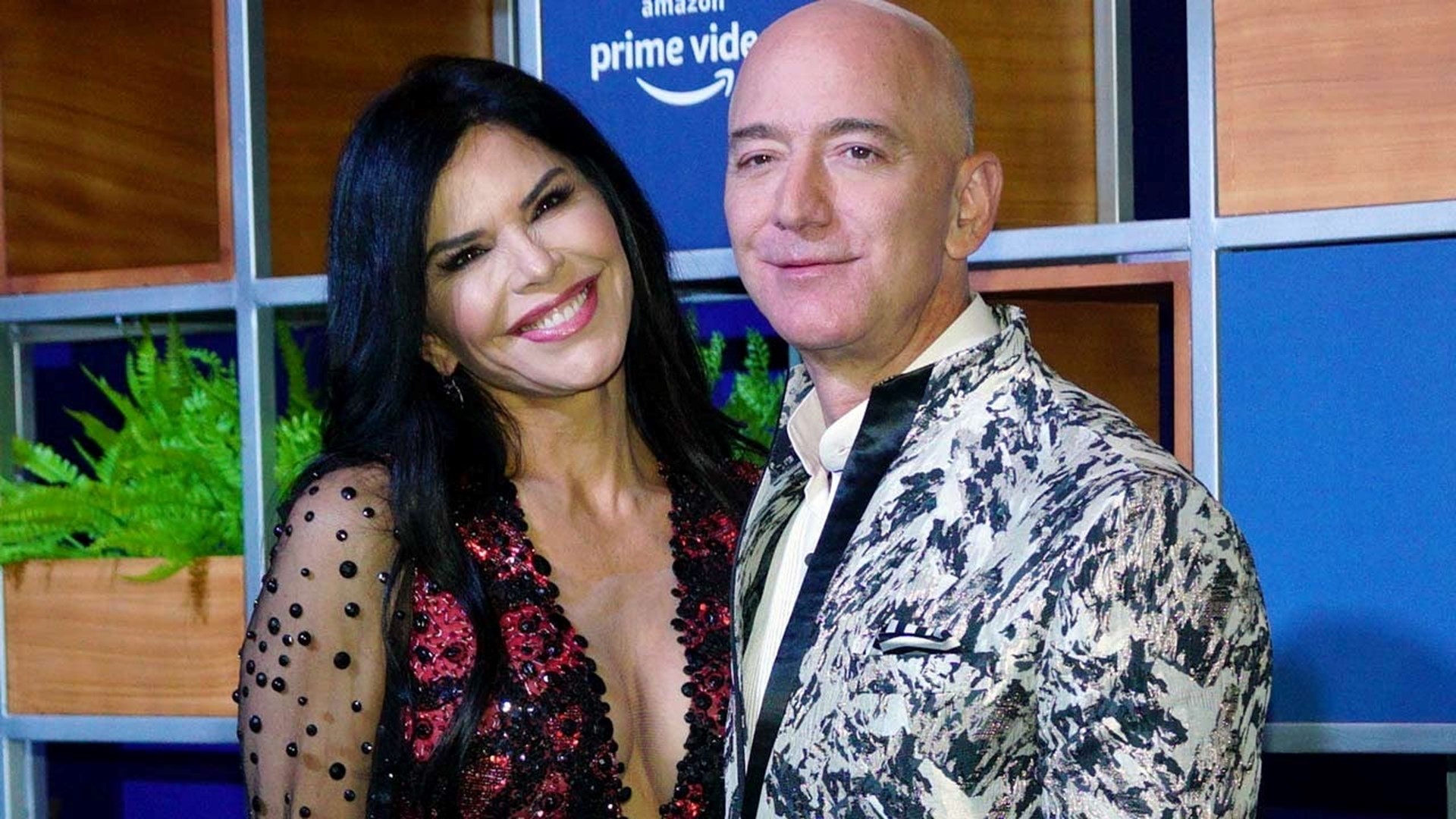 Jeff Bezos And Girlfriend Lauren Sanchez Make Their Red Carpet Debut As