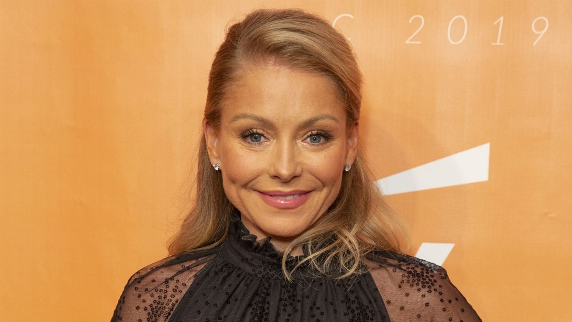 Kelly Ripa Shows Off Her Impressive Dance Moves in Shakira Challenge ...