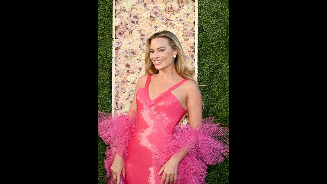 Margot Robbie Channels 1977 Superstar Barbie at 2024 Golden Globes |  wfaa.com