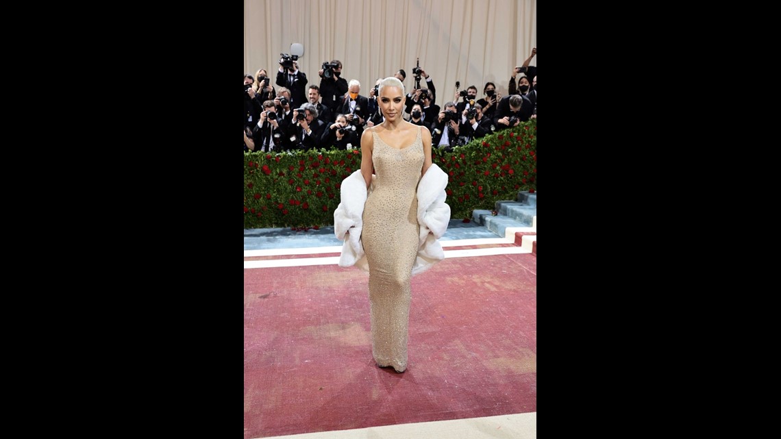 Kim Kardashian Says She Lost 16 lbs in 3 Weeks to Fit in Marilyn Monroe's Dress for Met Gala | wfaa.com Kim Kardashian Says She Lost 16 lbs in 3 Weeks to Fit in Marilyn Monroe's Dress for Met Gala | wfaa.com