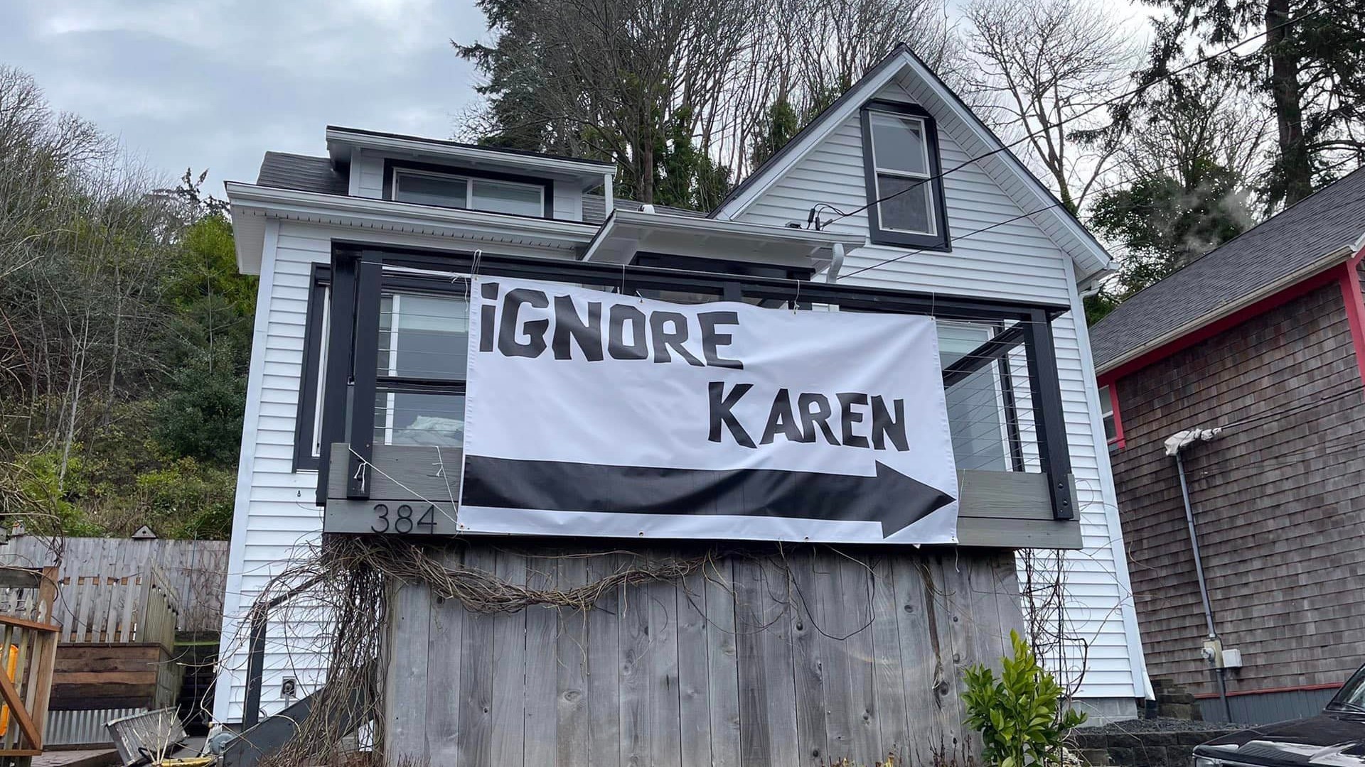 'Goonies' house neighbor's banner tells movie fans to stay away(02)