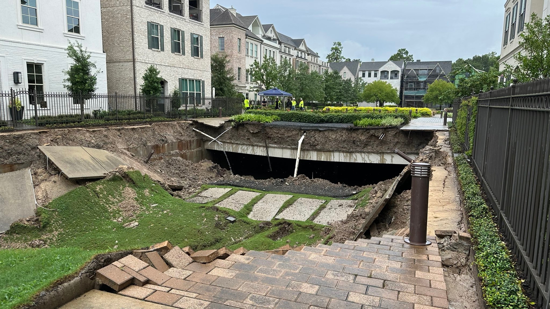 Houston, Texas news: Sinkhole forces residents to evacuate | wfaa.com