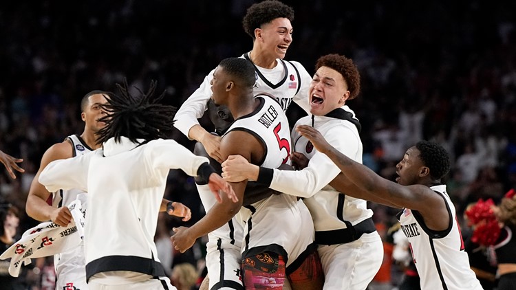 Buzzer beater! SDSU completes comeback to knock off FAU in Final Four, advance to title game
