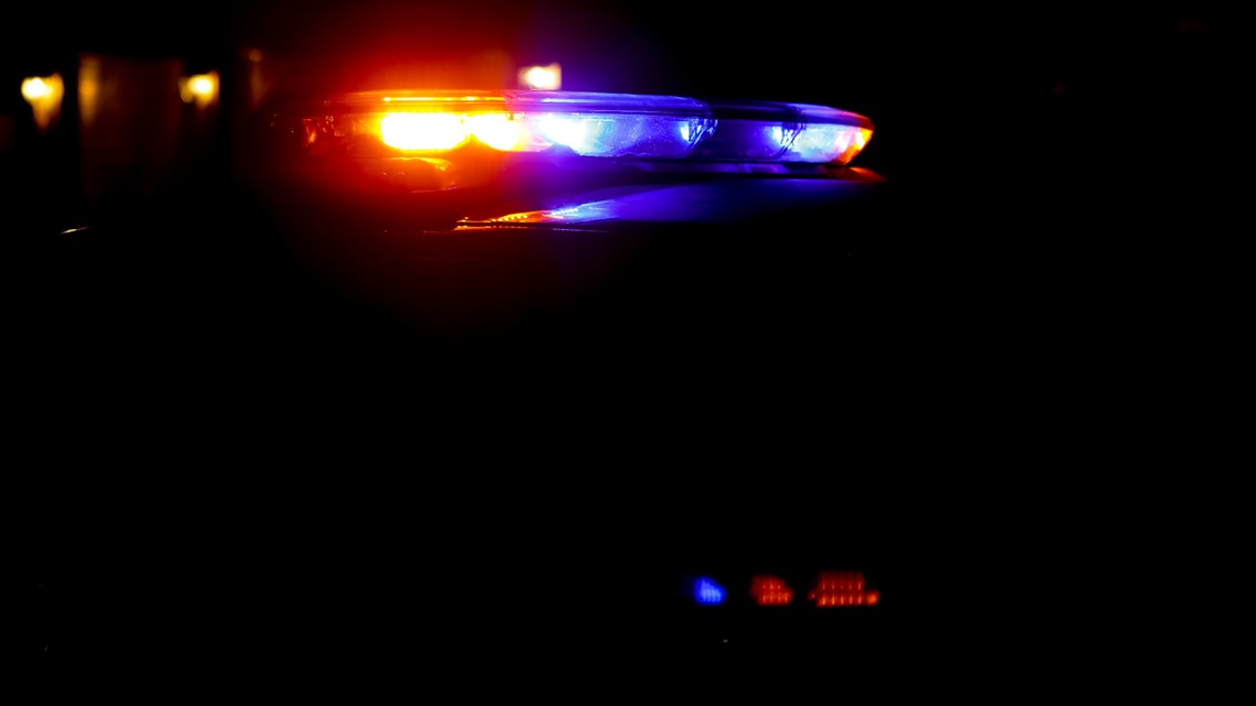Dallas police: Officers shoot man outside restuarant - Vimarsana News