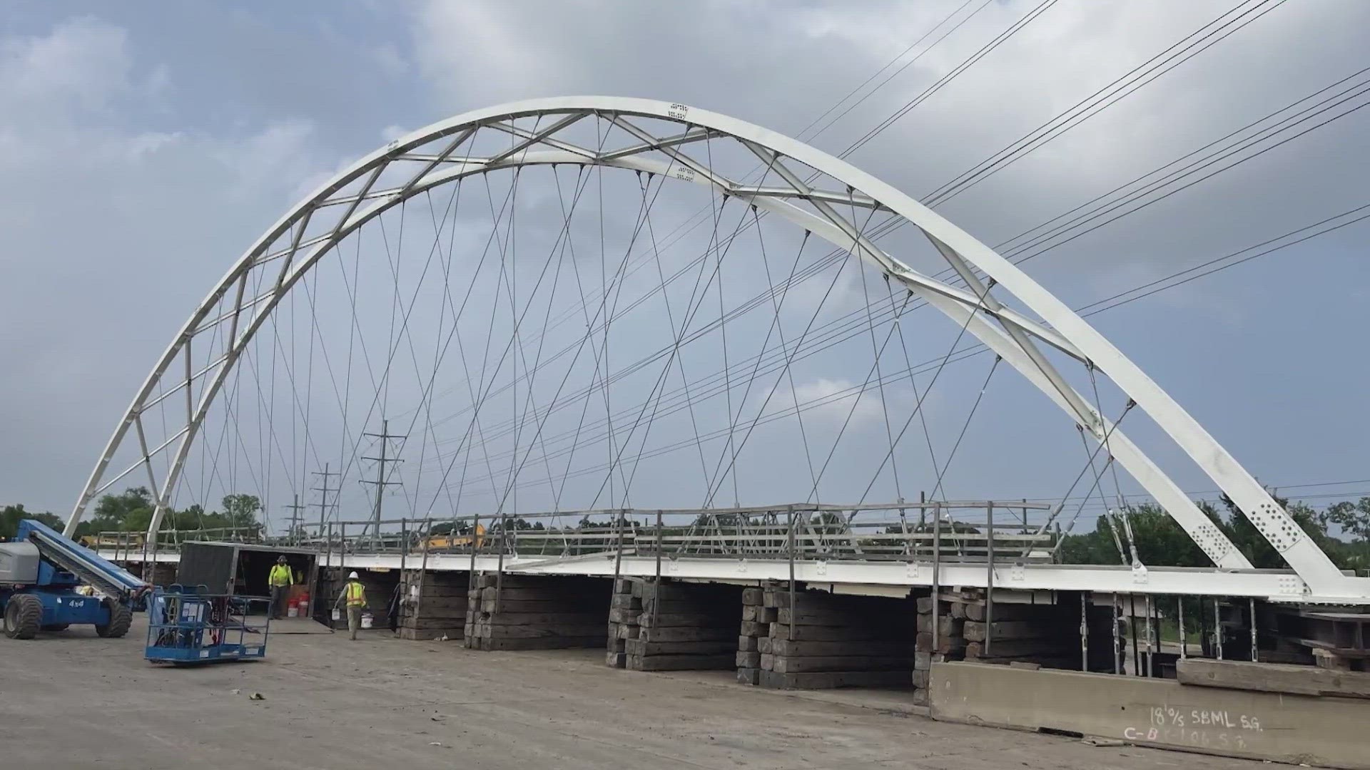 The 201-foot, 800,000-pound arch will connect Dallas’ already existing bike and pedestrian trails, TXDOT said.