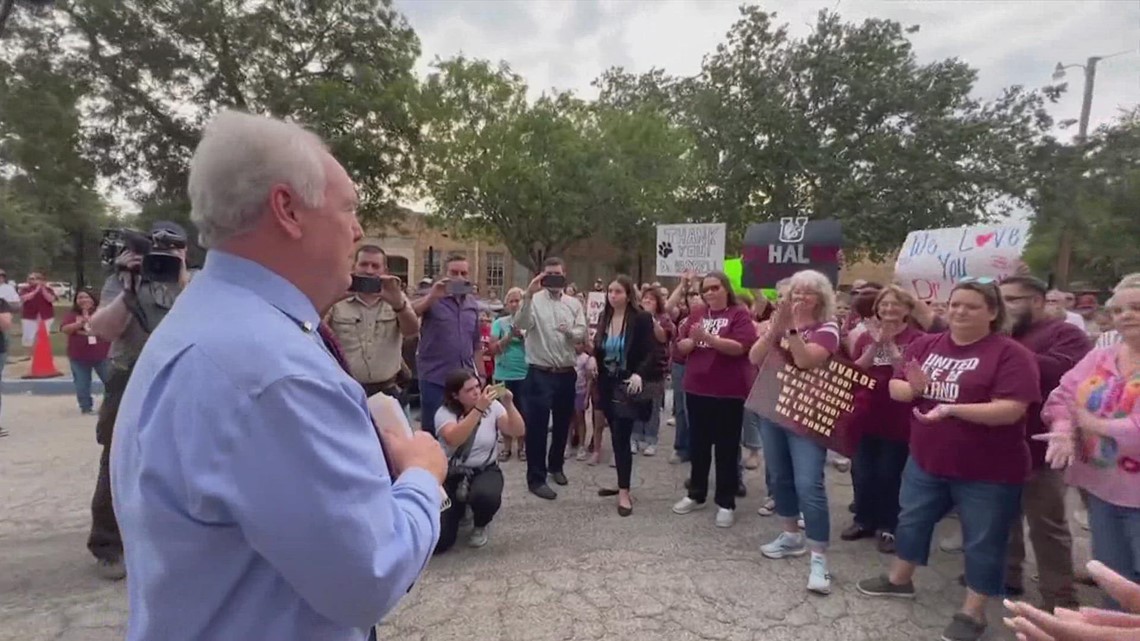 Uvalde CISD superintendent is retirng: Here's what we know - Vimarsana News