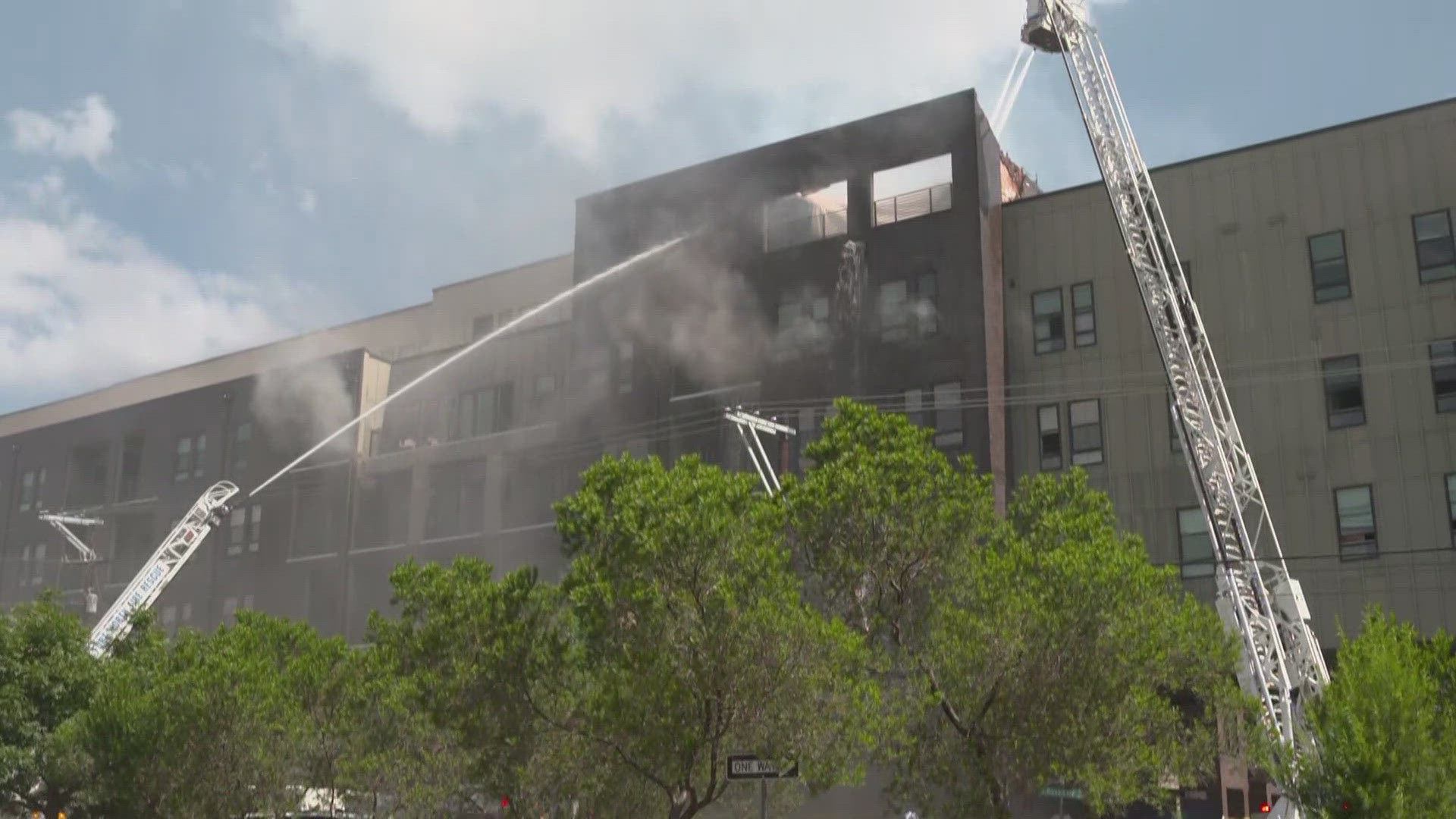 More than 100 Firefighters tackle 5-alarm blaze at apartment complex ...
