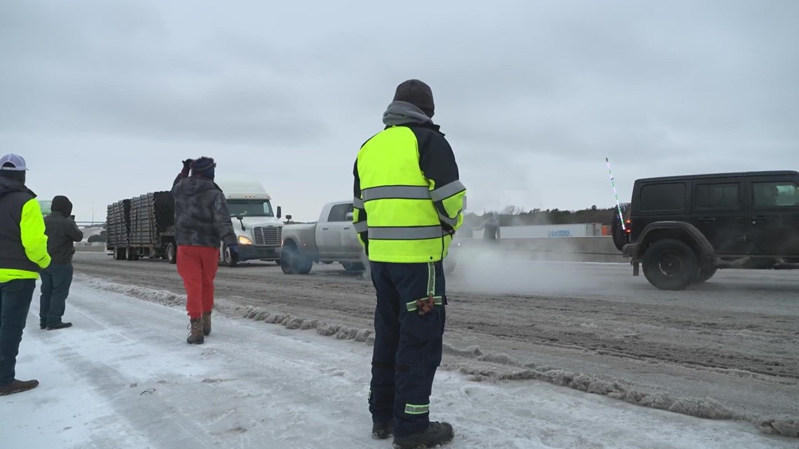 Jeep drivers help rescue drivers stuck in ice on Dallas highway