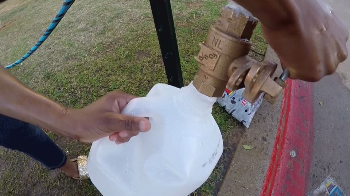 Arlington apartment residents getting water from a fire hydrant as they wait for burst pipes to be repaired - Vimarsana News