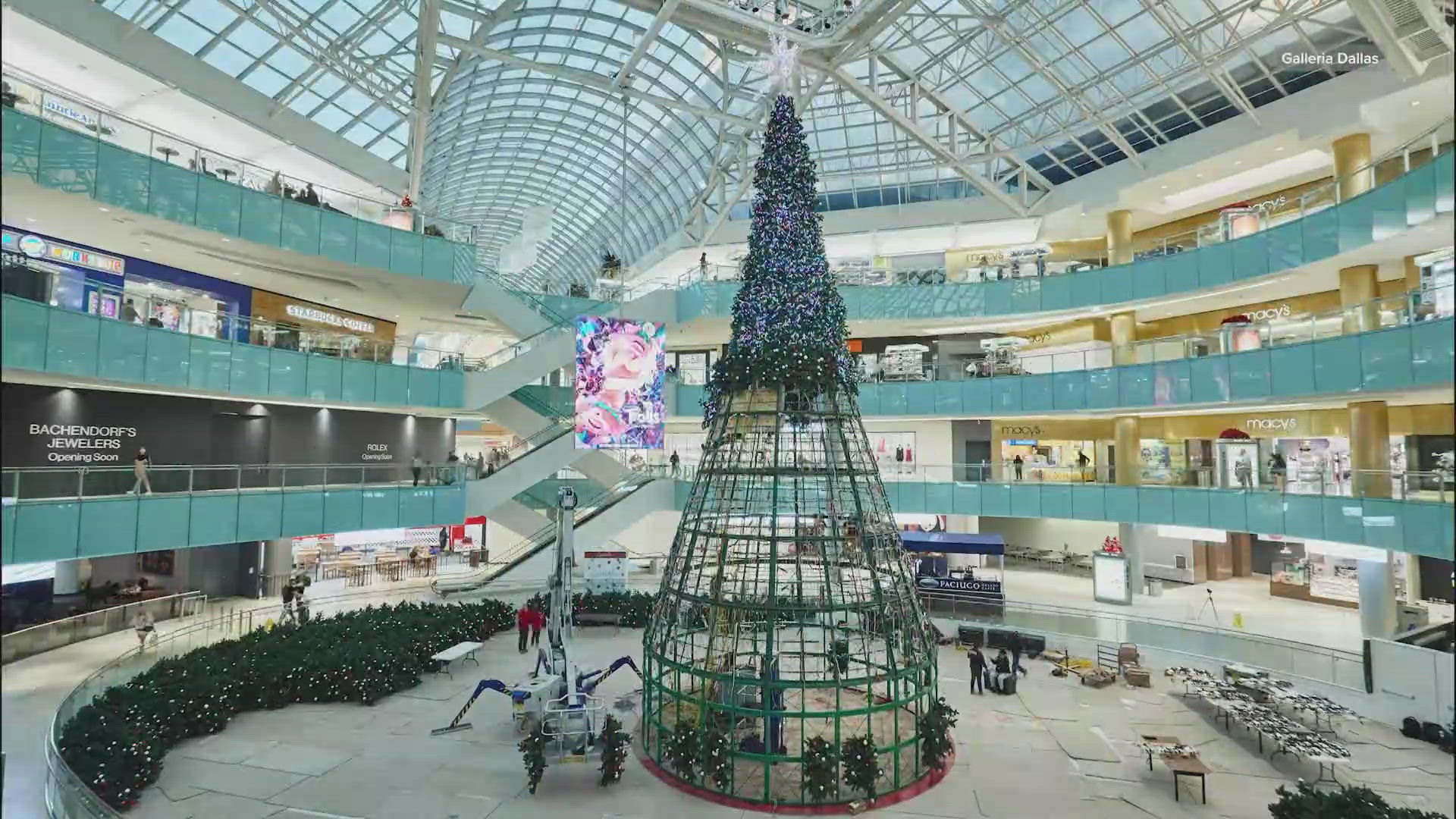 Galleria Dallas is home to the nation's largest indoor Christmas tree ...