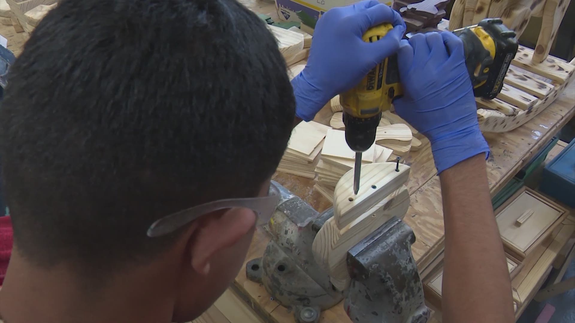 Terry Stotts has his students giving back in a unique, productive way -- building rocking horses for kids at the Ronald McDonald House of Dallas.