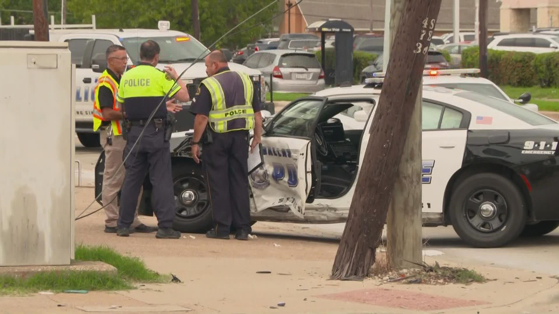 The officer's injuries do not appear to be life-threatening, DPD said.