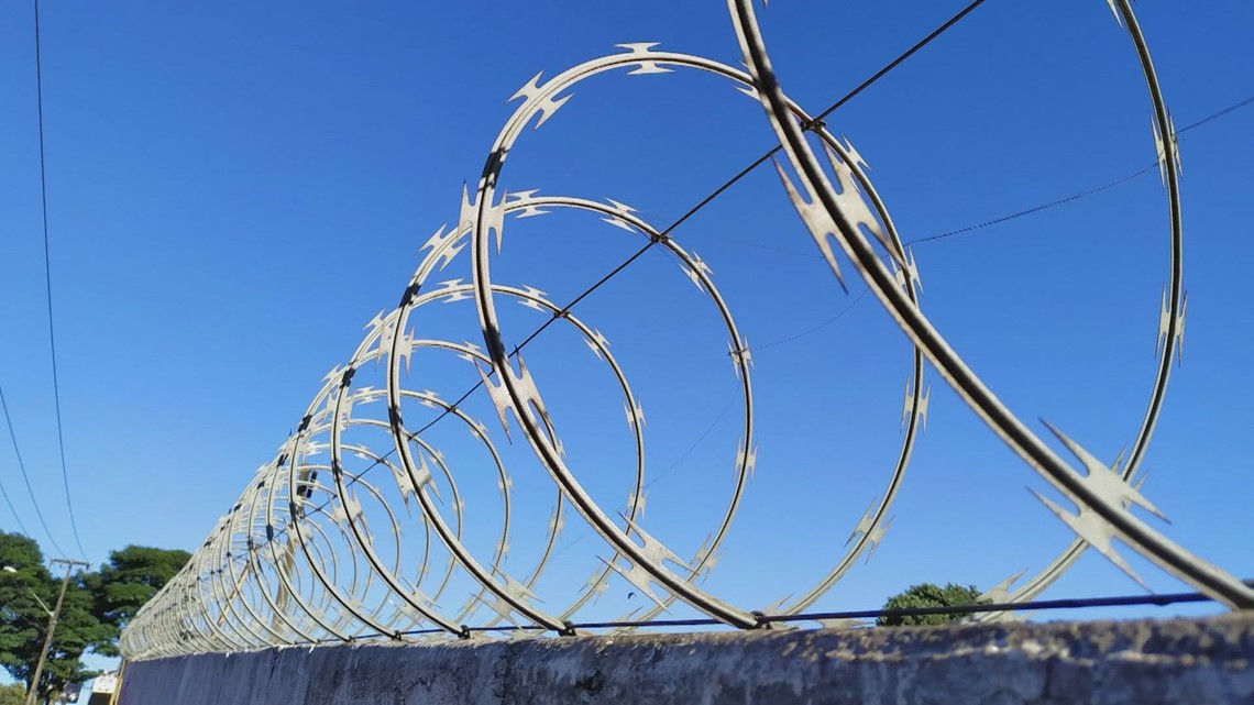 Federal agents allowed to cut Texas' razor wire on US-Mexico border ...