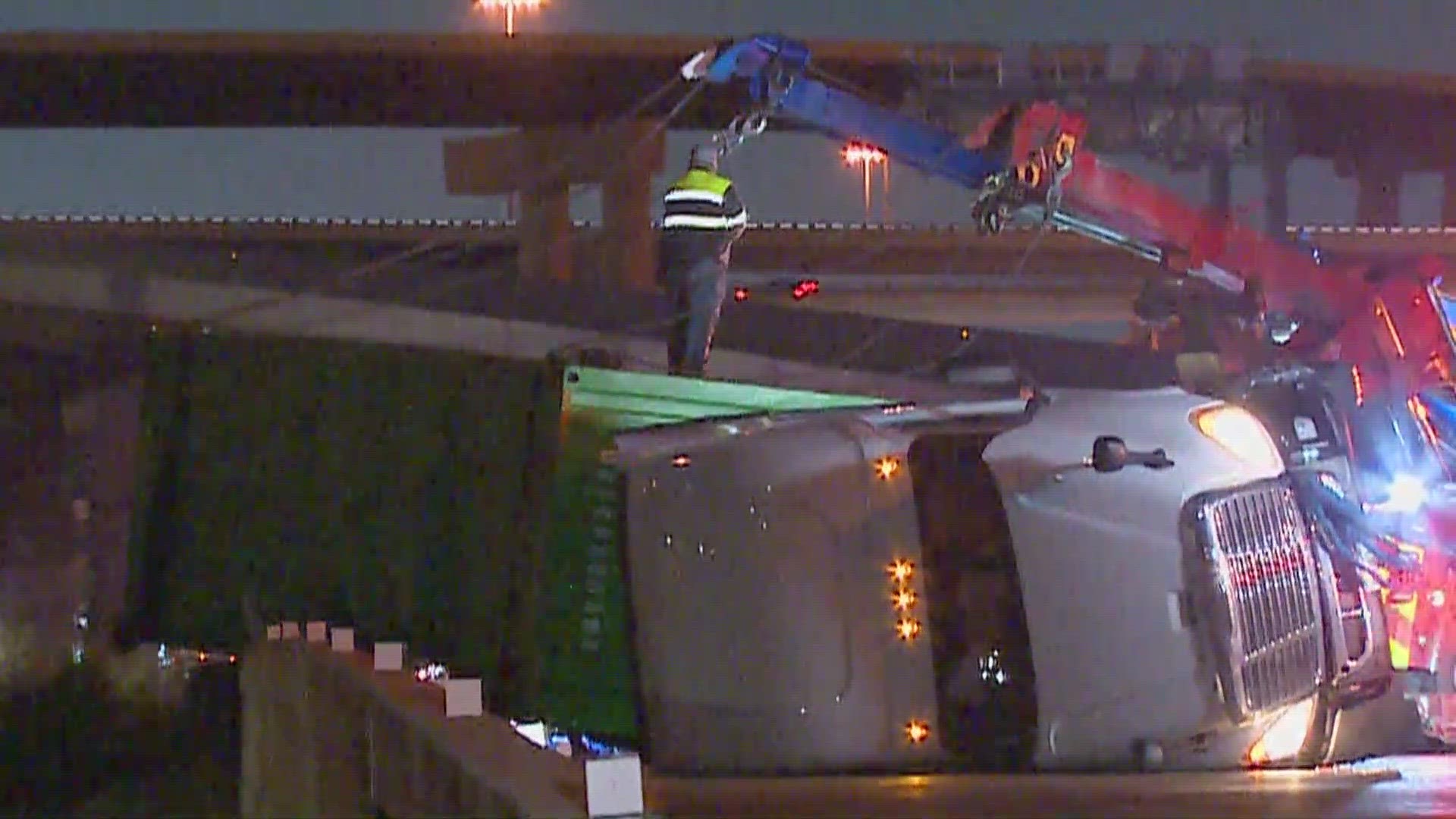 Traffic alert i 35e north in farmers branch closed due to overturned