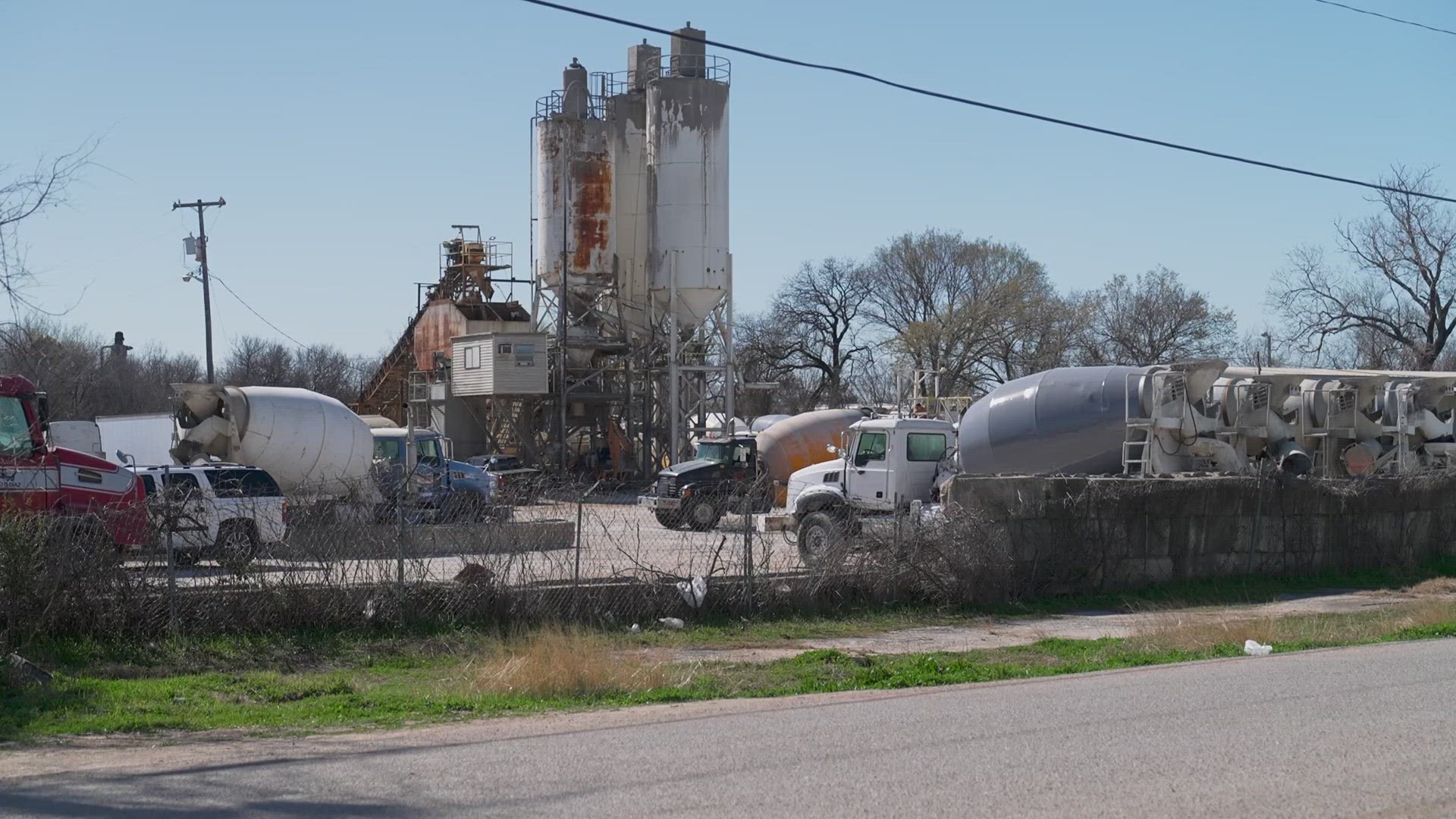 The Environmental Protection Agency is setting its sights on Southeast Dallas to determine whether a concrete plant is polluting a community's water and air.