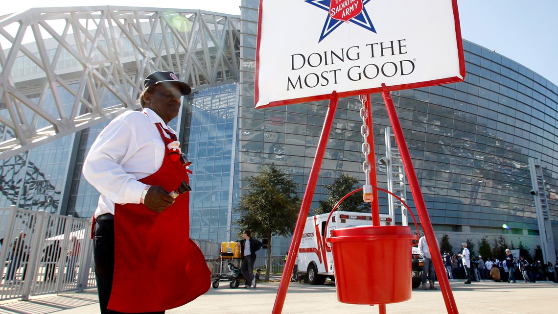 The Dallas Cowboys serve an early Thanksgiving meal at Salvation Army 