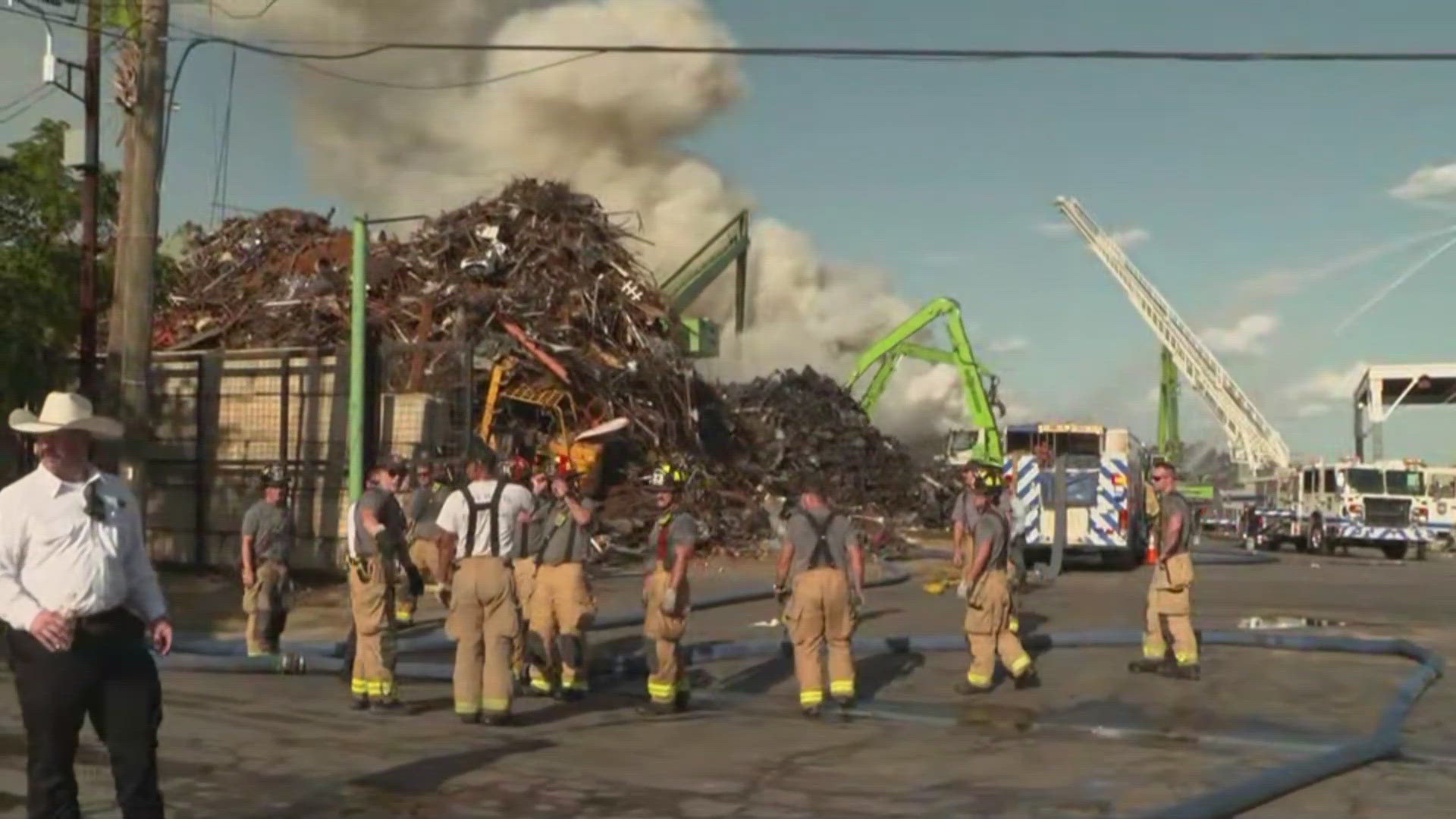 Firefighters responding to fire at Fort Worth scrapyard in triple-digit ...