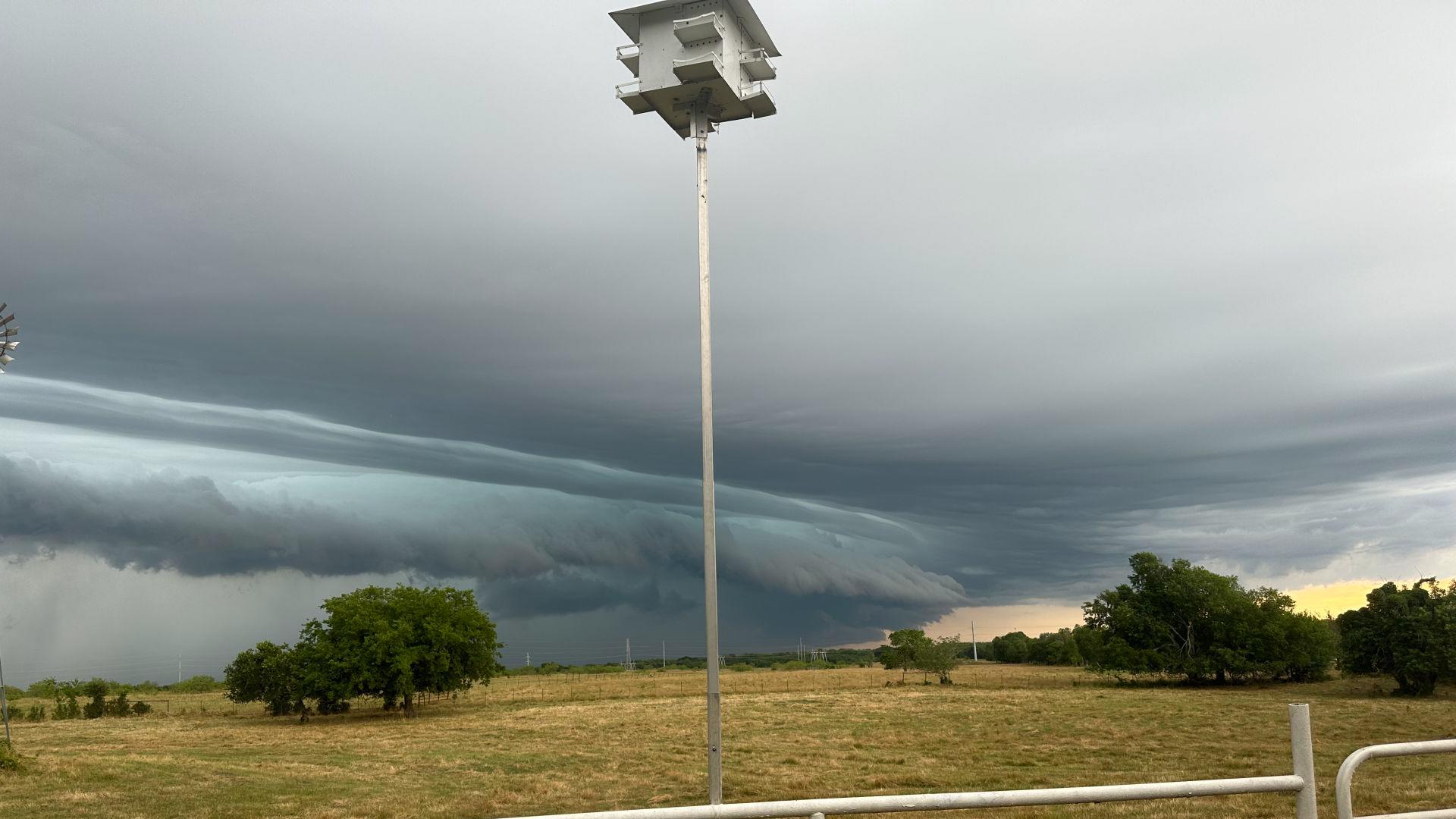 What Are Shelf Clouds Here S How The Form And What They Mean Wfaa