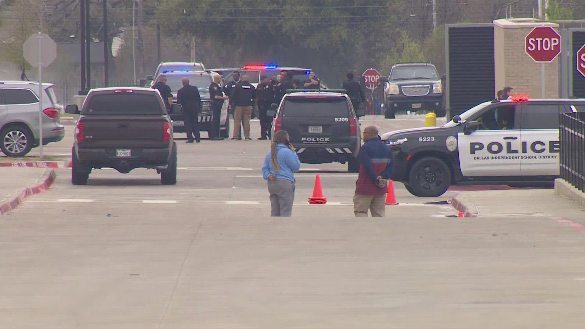 The student was shot in the arm after school, sources close to the investigation added.