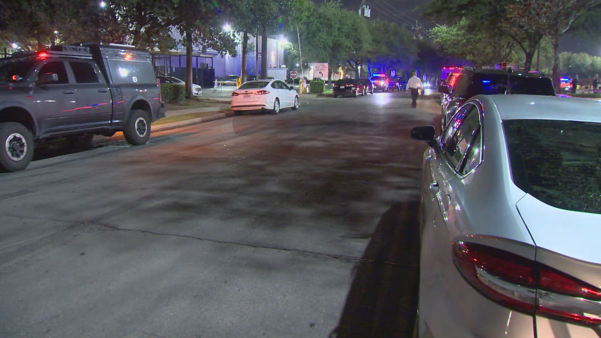 Off-duty Dallas police officers shoot armed man after parking lot ...