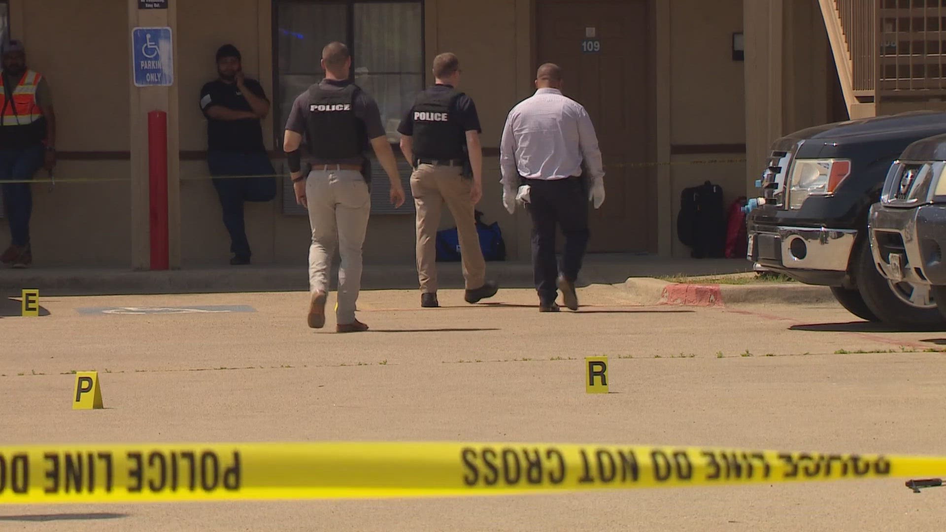 Officers shoot, kill man armed with machete at North Texas motel ...