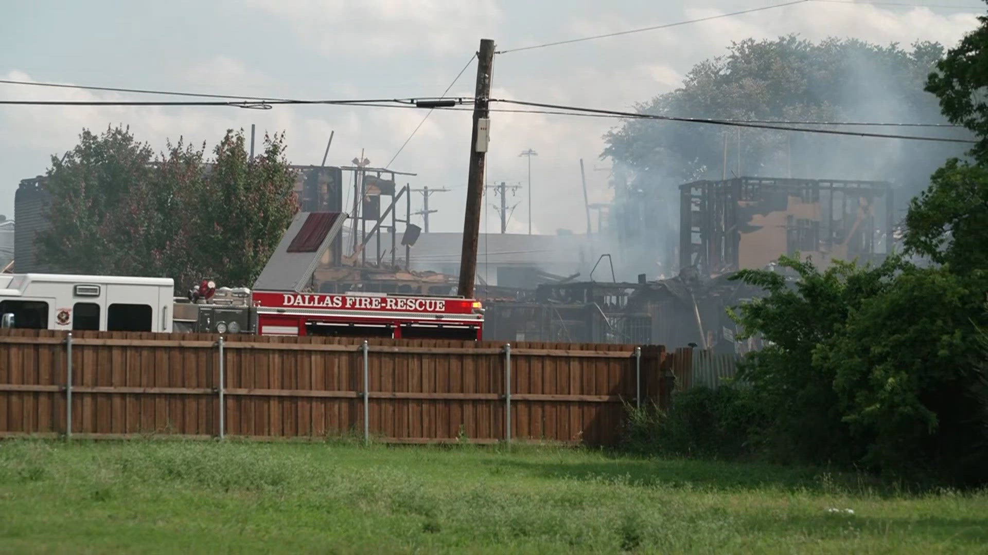 Explosion casued a massive fire at an Oak Cliff apartment complex ...