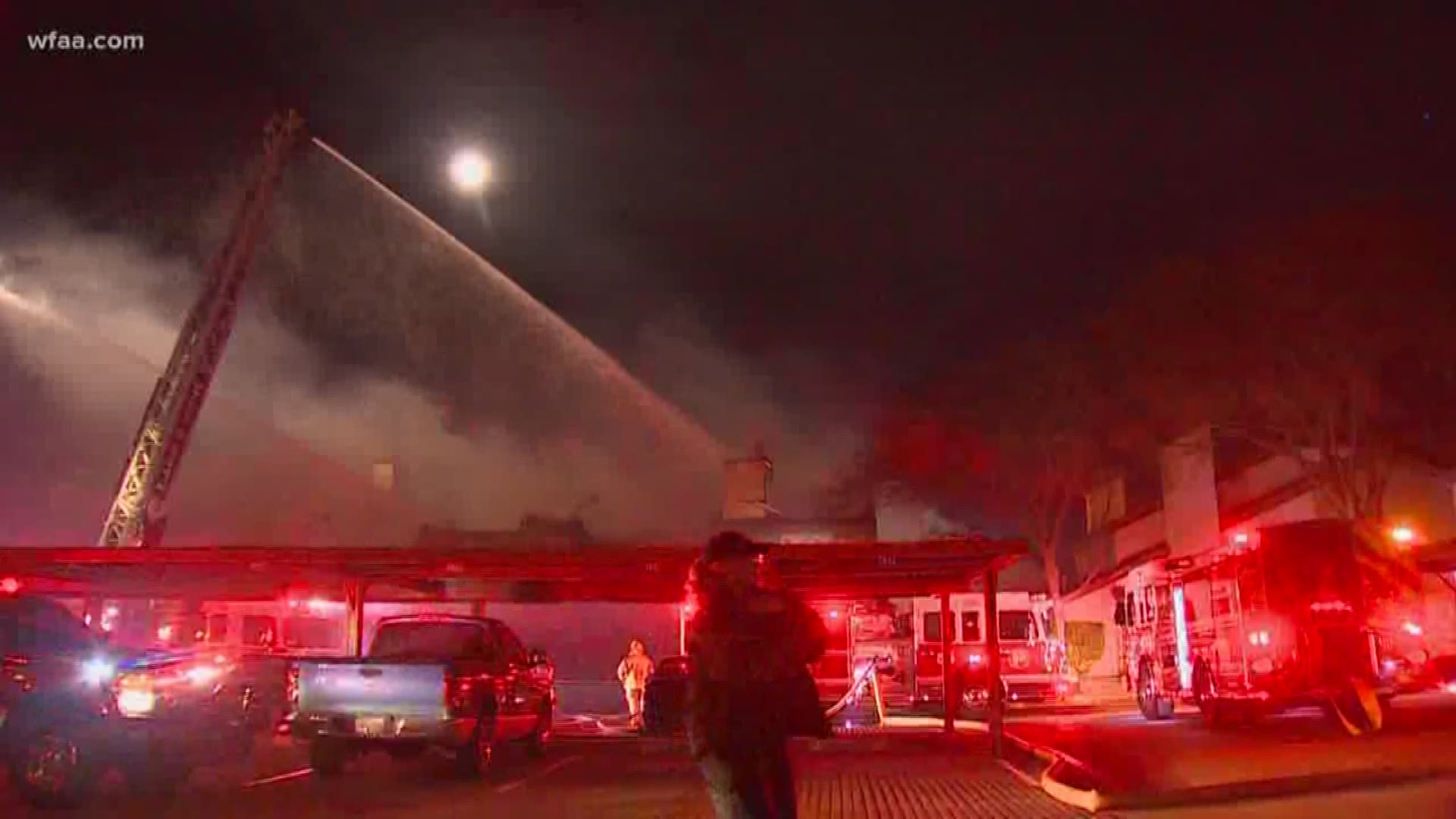 Fire engulfs North Dallas townhomes