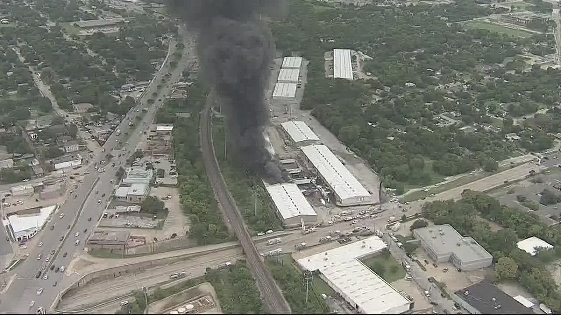 Fire tears through Fort Worth warehouse