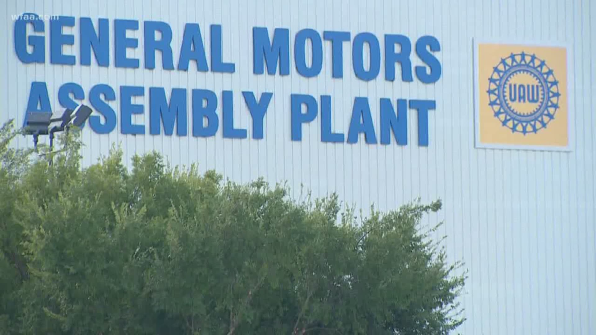 United Auto Workers says contract talks with General Motors will resume Monday morning, but the threat of a strike remains.

Union spokesman Brian Rothenberg says the negotiations are slated to begin at 10 a.m. Monday. GM's 49,200 UAW members still plan to go on strike nationwide at midnight. More: https://on.wfaa.com/2I8ZHjk