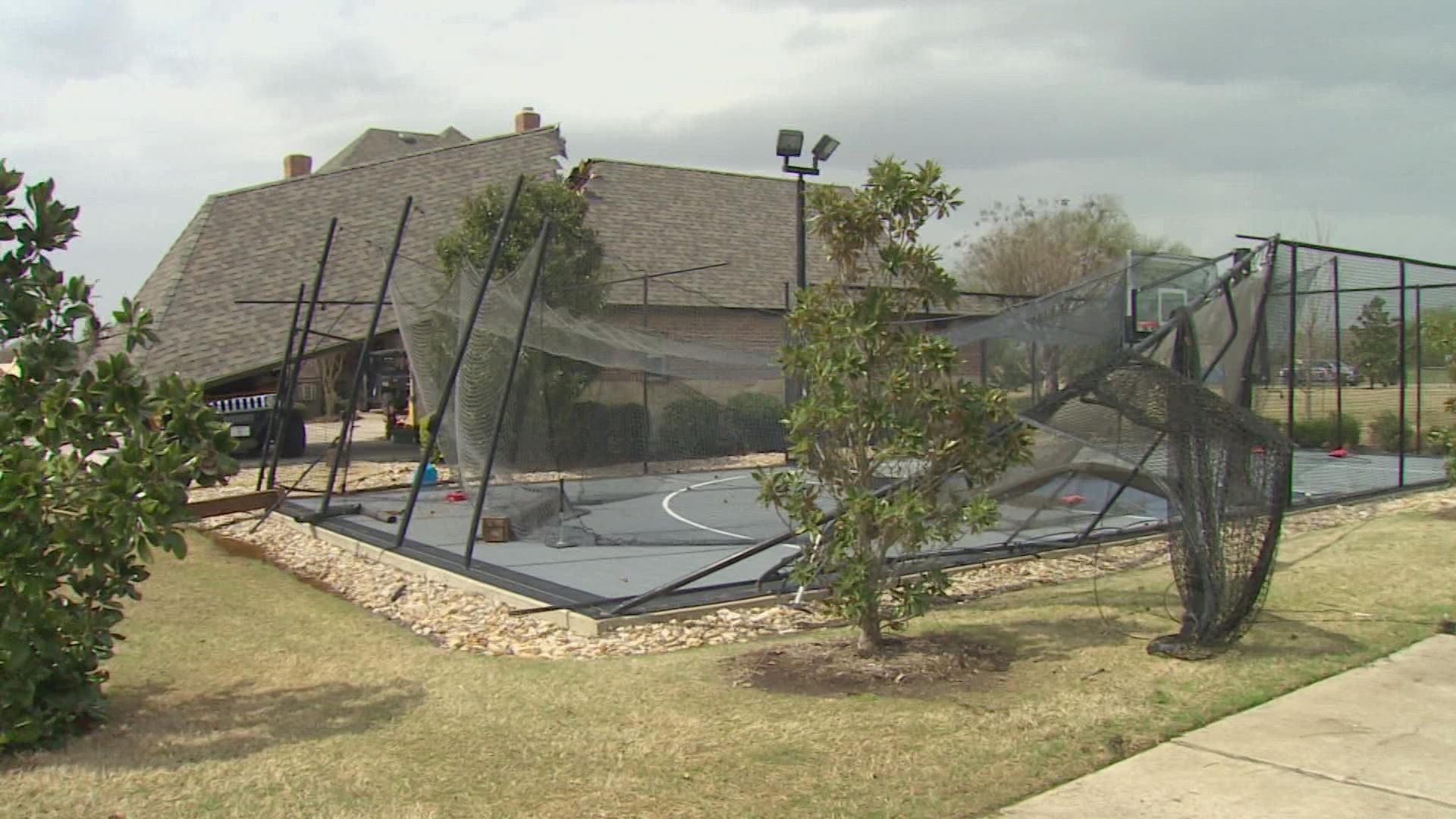 A small tornado happened briefly in Rockwall County early Wednesday morning.
