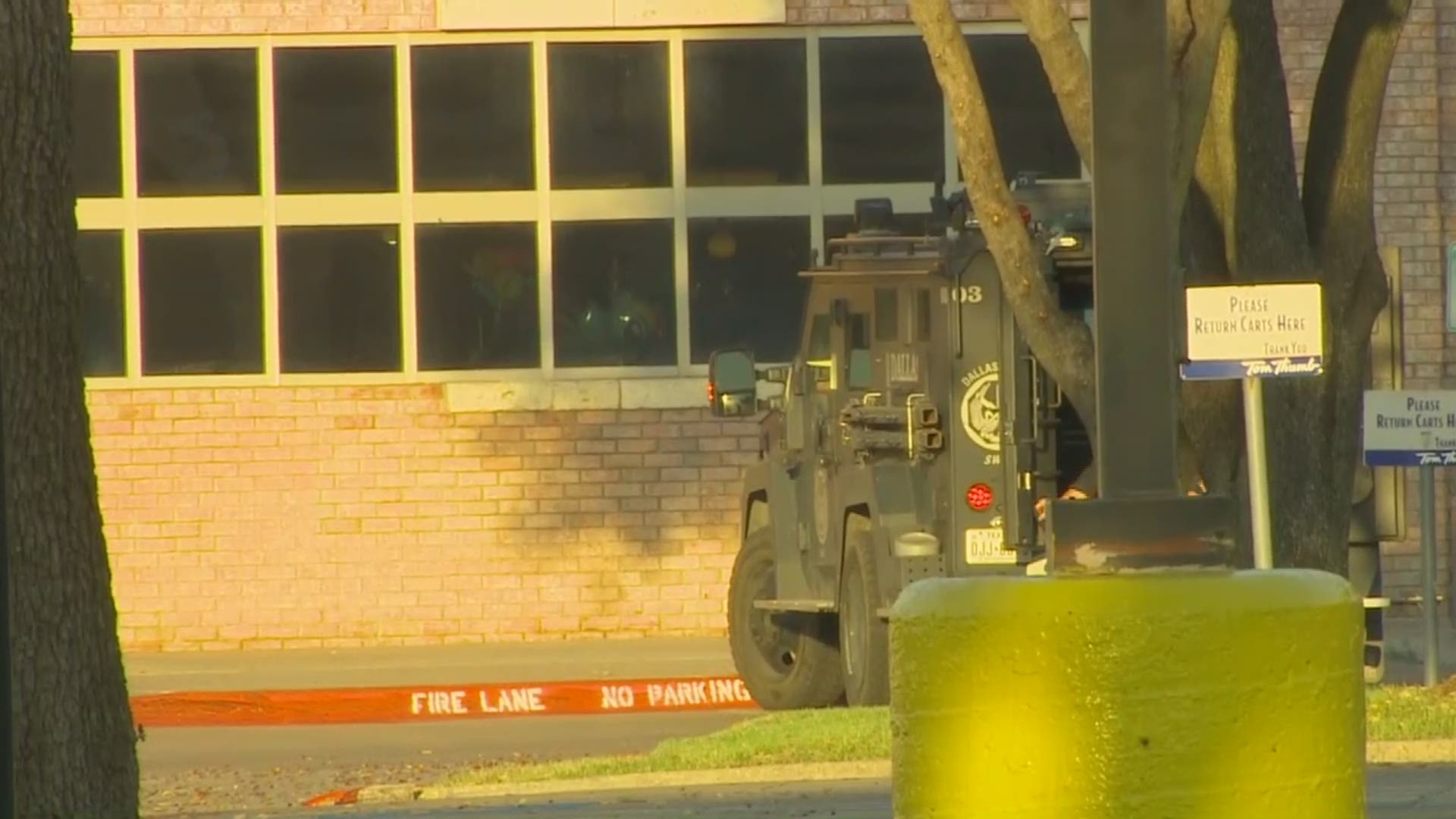 RAW VIDEO: SWAT on scene of shopping center in North Dallas