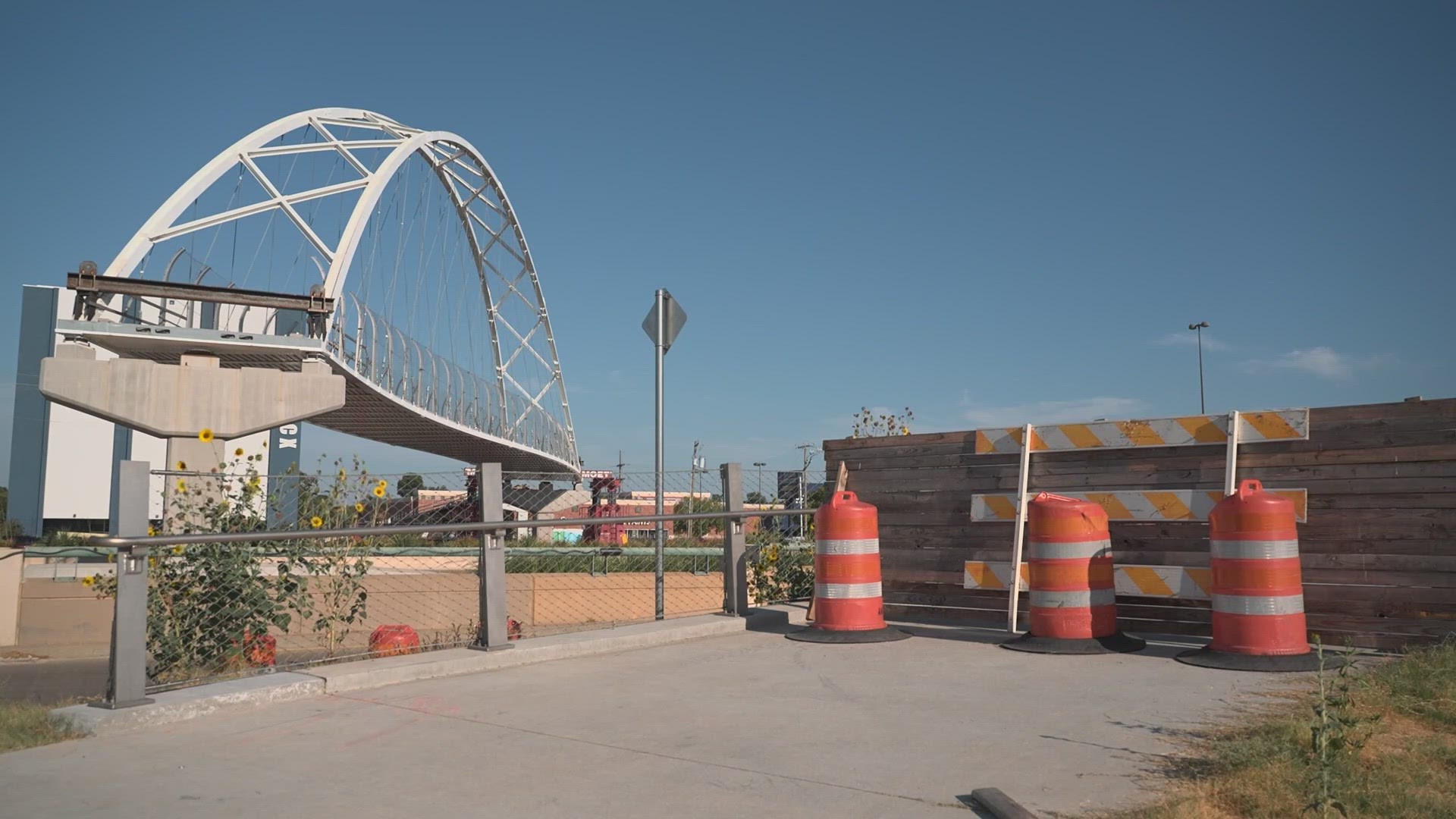 The 201-foot, 800,000-pound arch will connect Dallas’ already existing bike and pedestrian trails, TXDOT said.