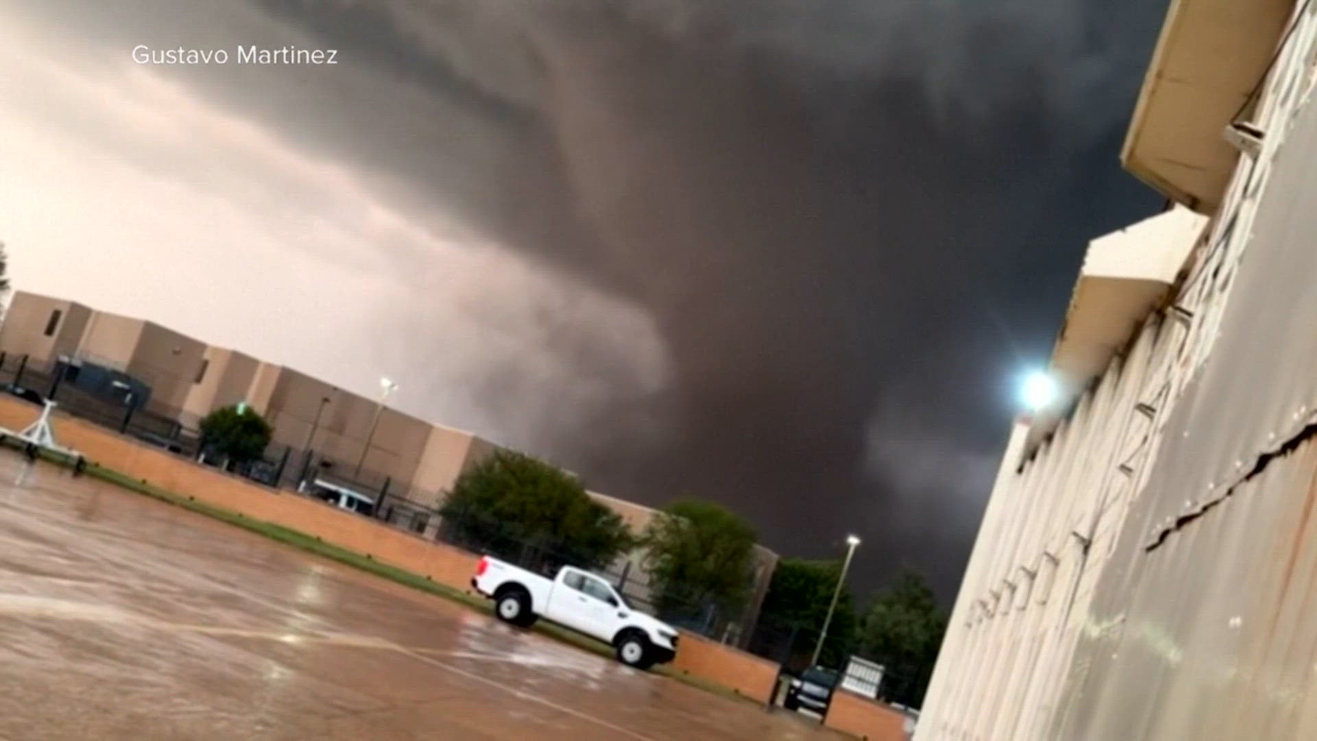 Violent tornado tears through Oklahoma town, damaging 40 homes but ...