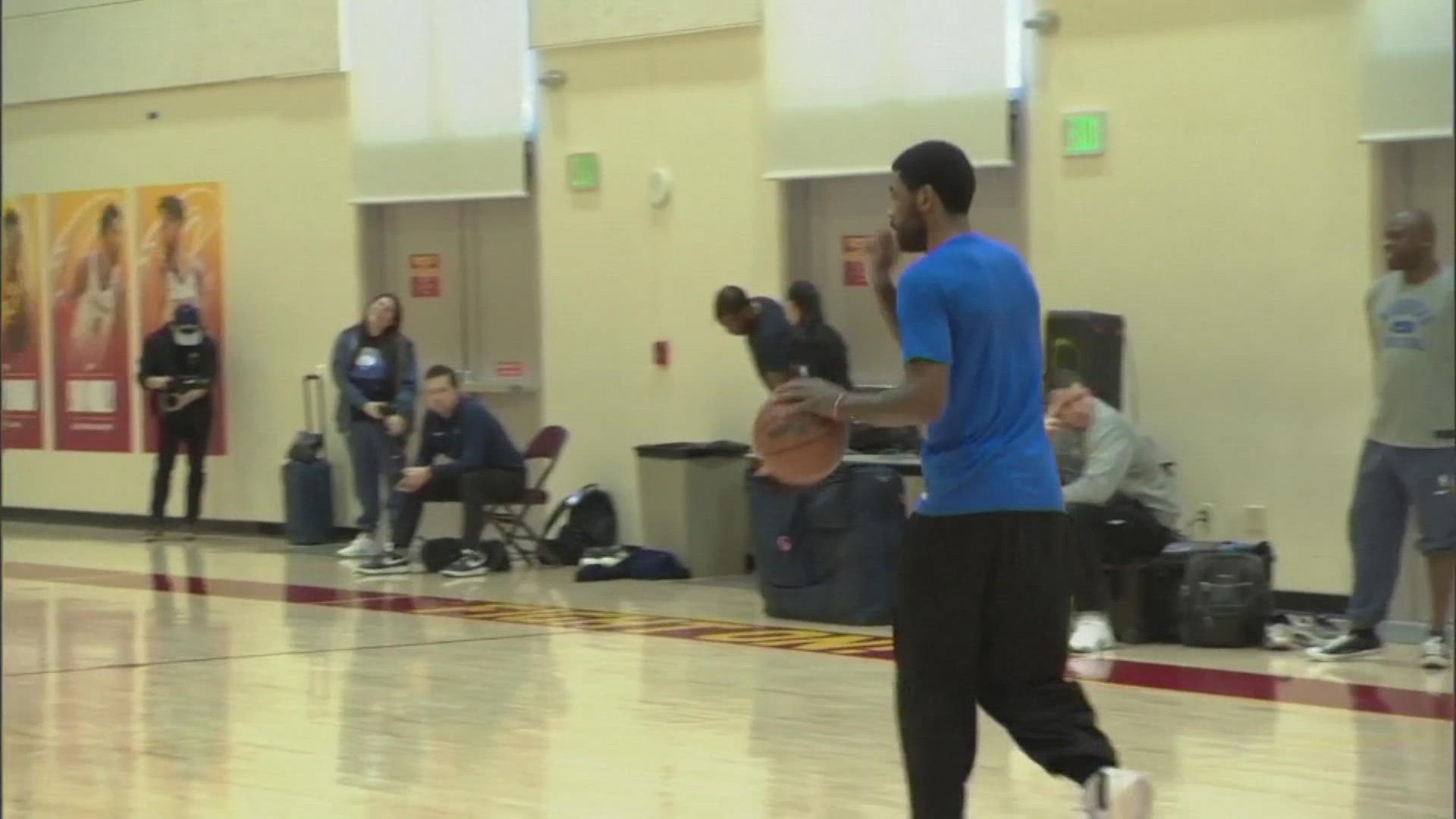 NBA: Kyrie Irving has first practice with Mavericks