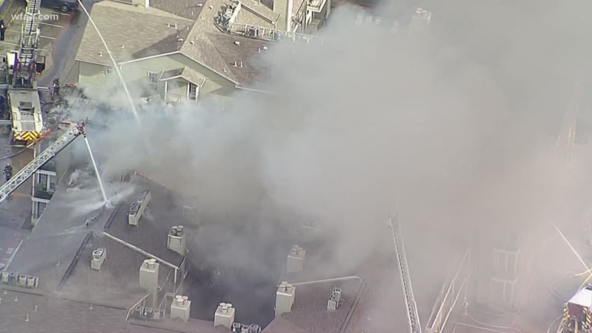 Firefighters battle 3-alarm apartment fire in Dallas