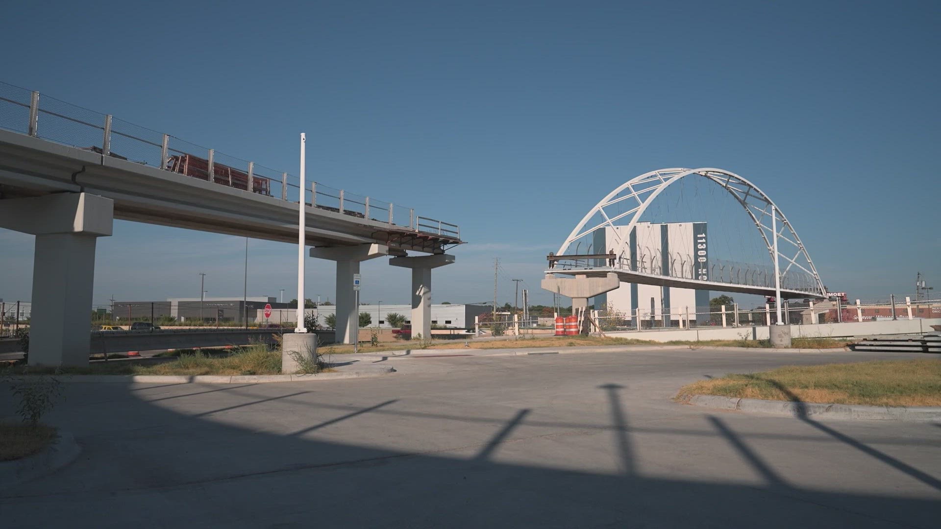 The 201-foot, 800,000-pound arch will connect Dallas’ already existing bike and pedestrian trails, TXDOT said.