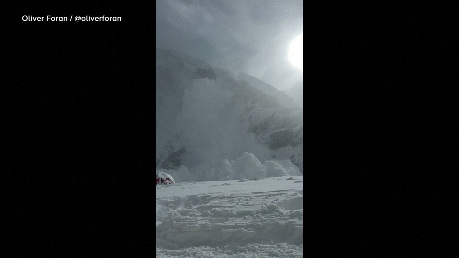 Everest hiker captures an avalanche right before they hit their