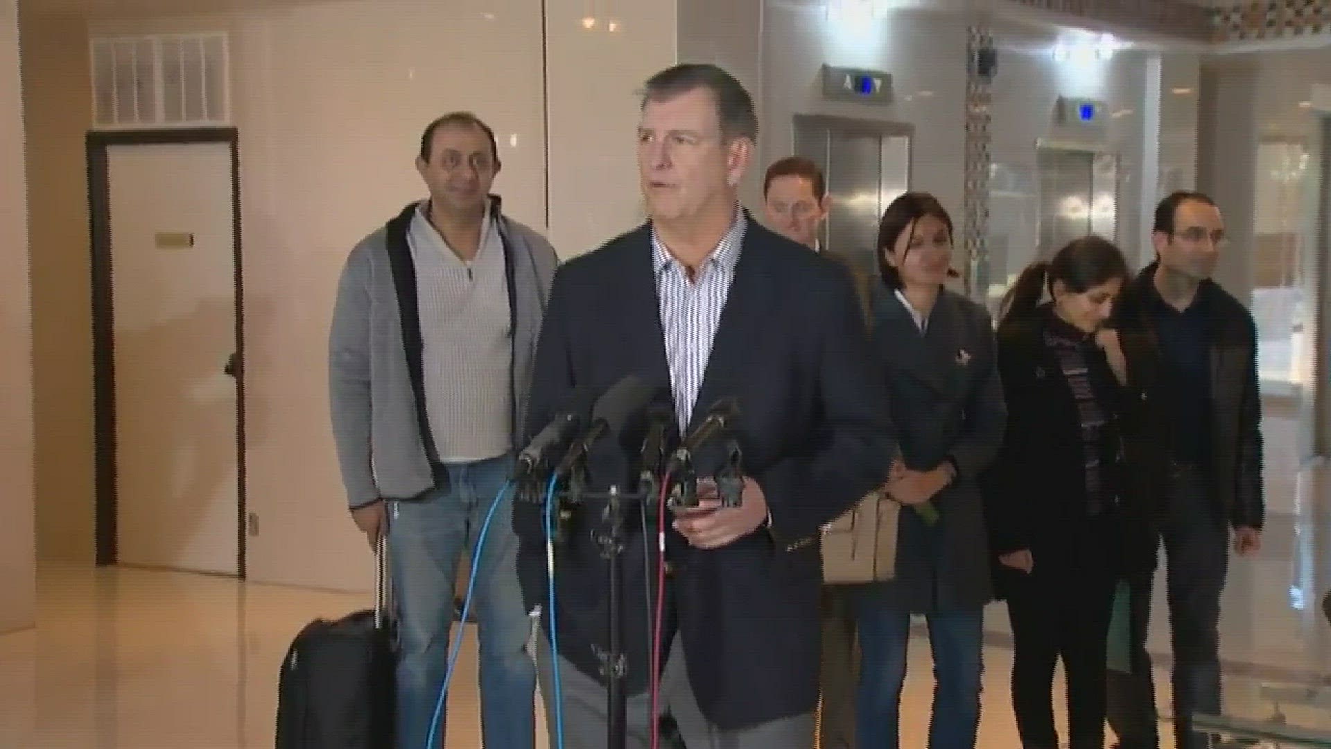 Mayor Mike Rawlings speaks with travelers released from DFW airport