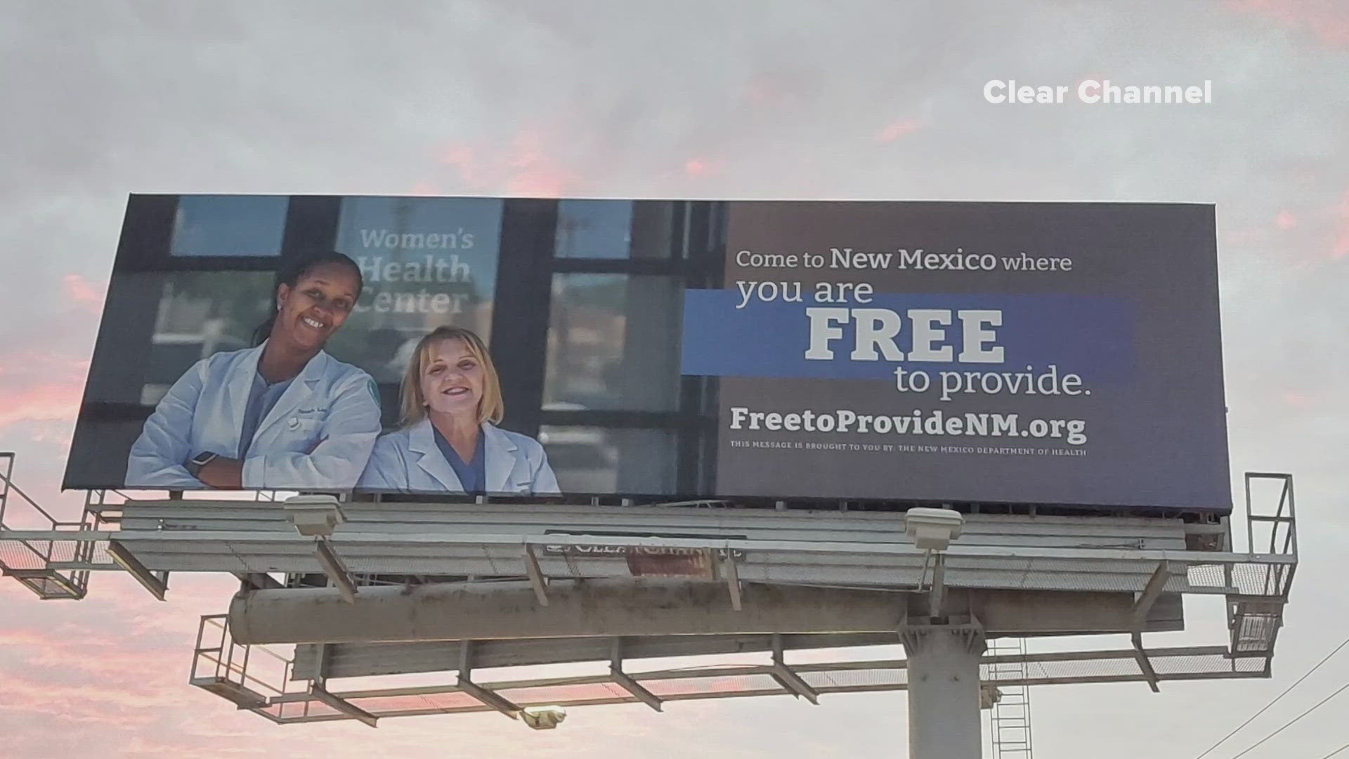 The campaign, which includes billboards and ads in major newspapers, aims to attract doctors to New Mexico.