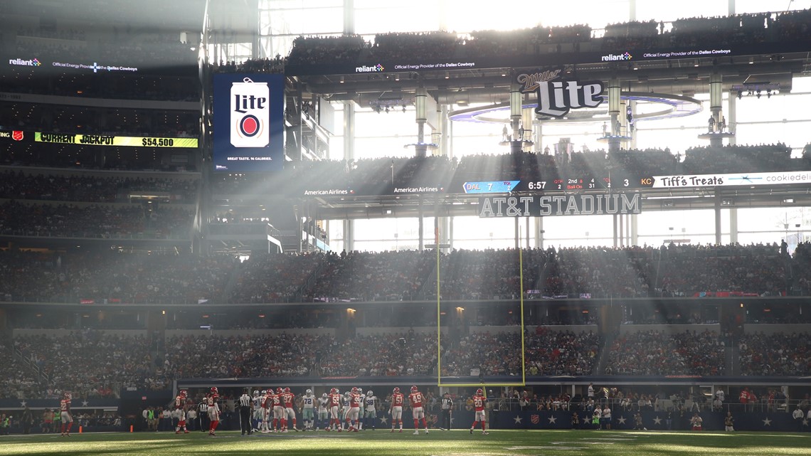 Watch: Blinding sunlight at AT&T Stadium causes issues during Cowboys-49ers