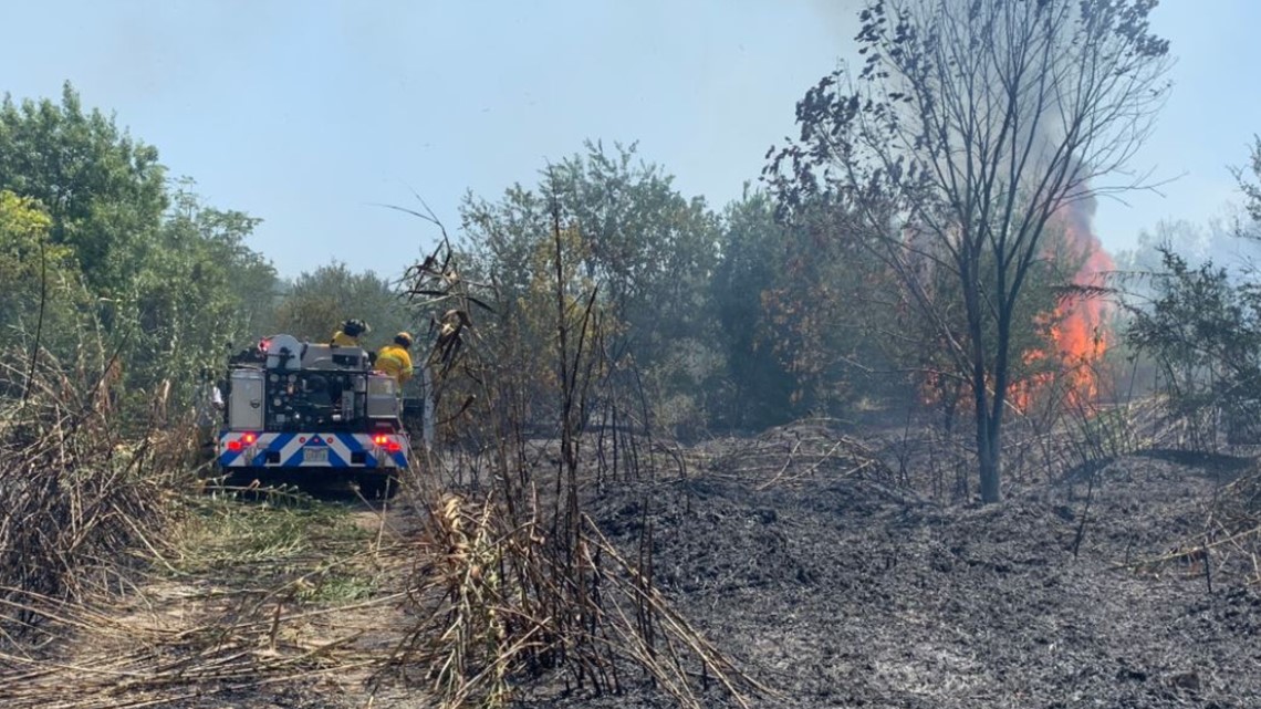 Crews contain 3acre brush fire near apartment complex in Fort Worth