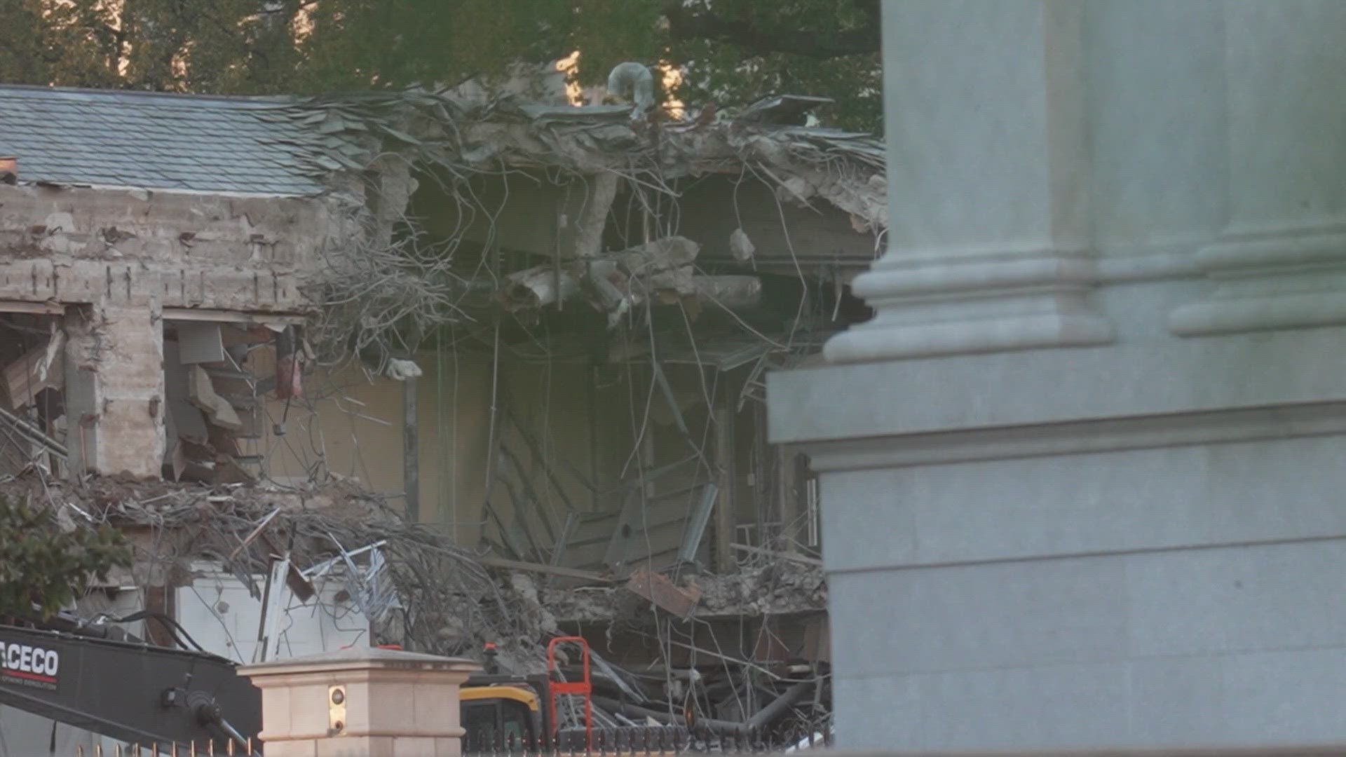 President Trump demolishes parts of the White House to build a new ...