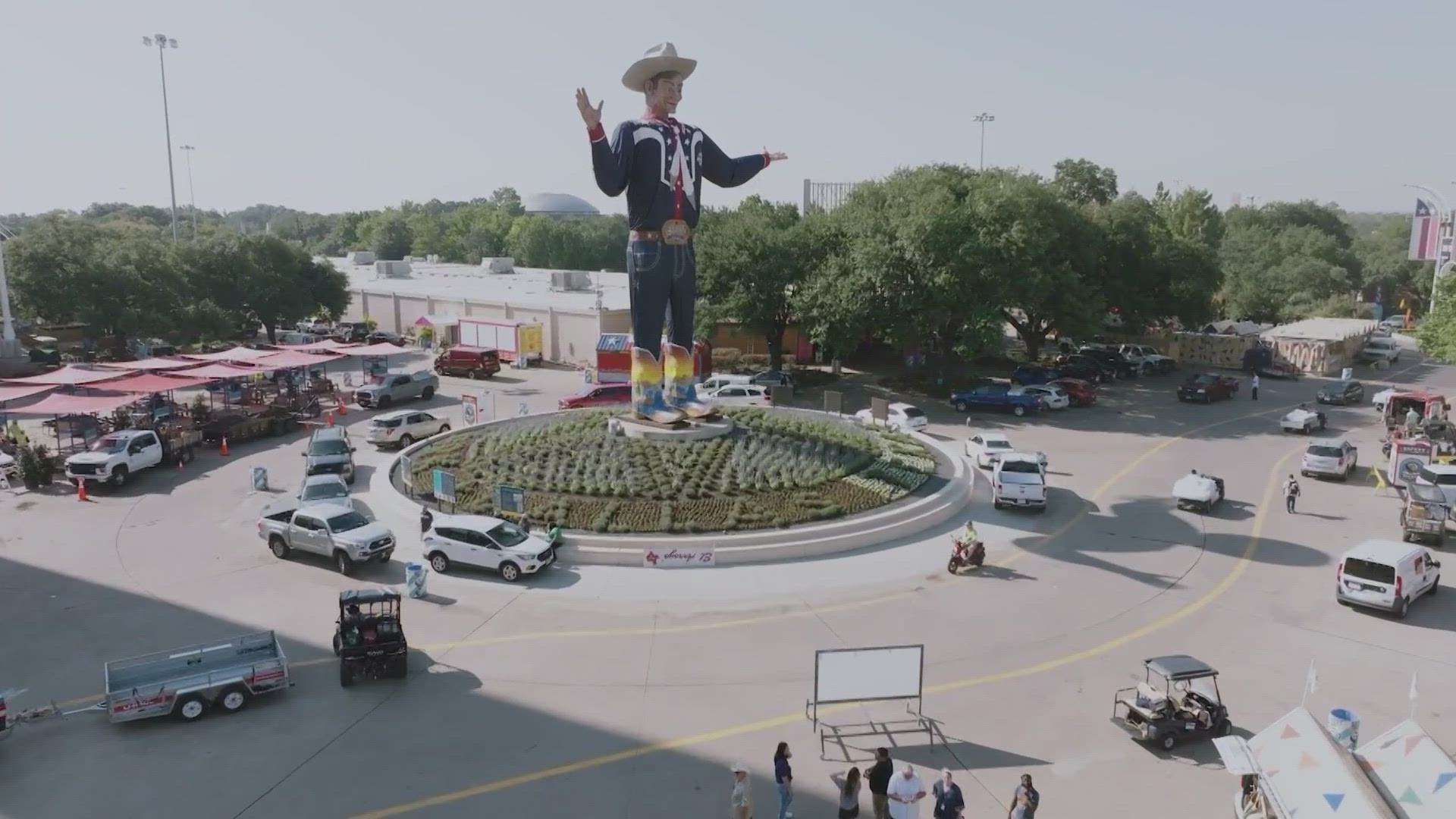 The world's tallest cowboy is getting ready to greet thousands as Texans from all over the state are making plans for a trip to fair park